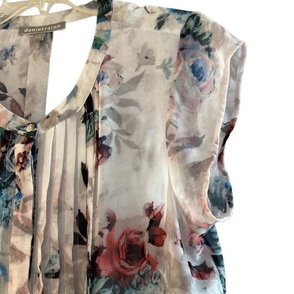 Daniel Rainn top. Sleeveless. Beautiful floral print on white. Size Medium
C - Picture 8 of 8